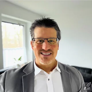 Foto:
Ryan Thom –
Autor, Kinder- & Kriminalliteratur aus Münster.